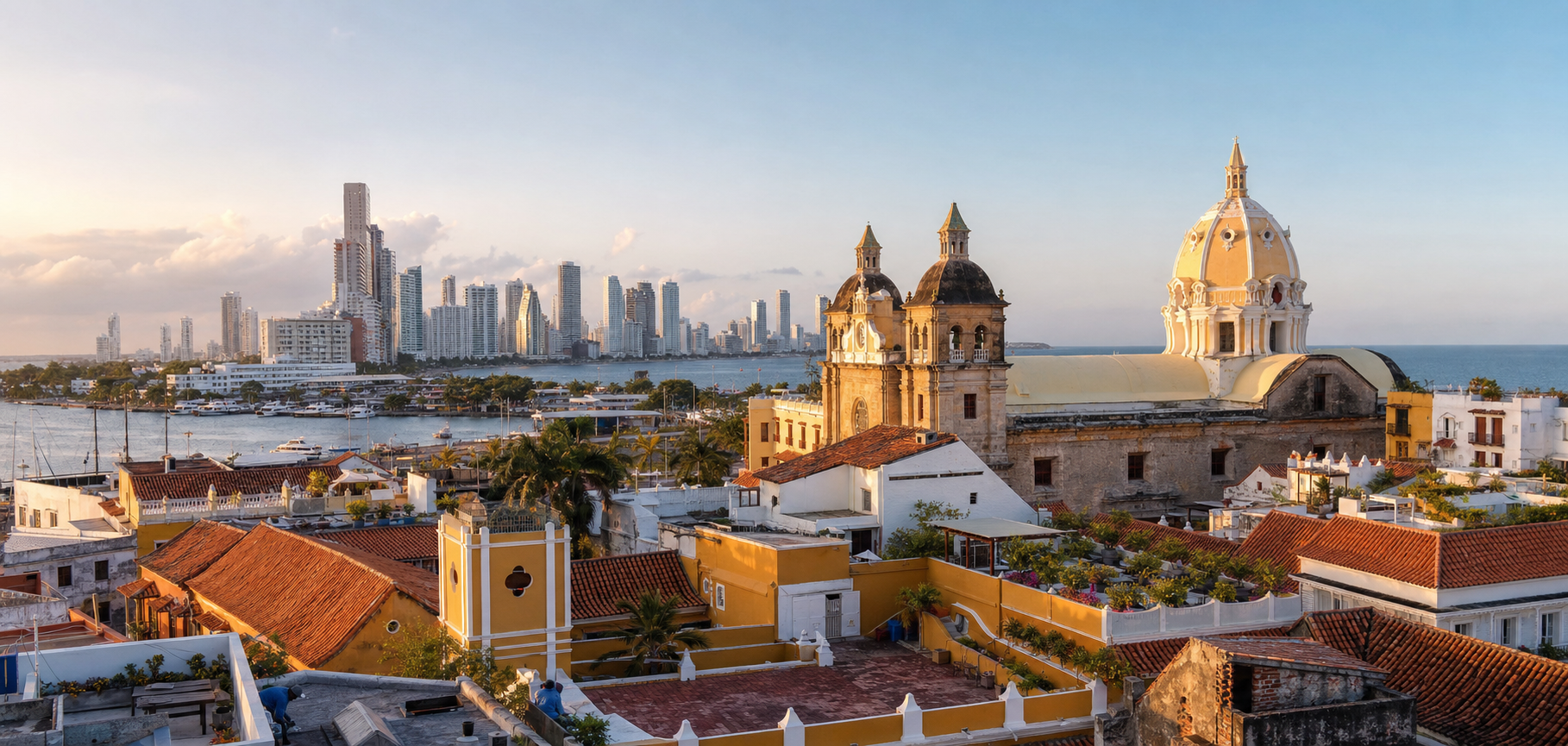 Vista panorámica de la ciudad histórica de Cartagena de Indias y el mar Caribe